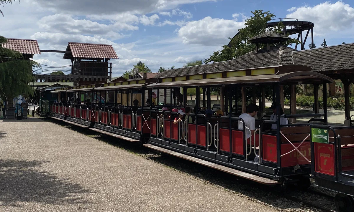Le Transpapéa, le train qui traverse tout le parc d'attractions